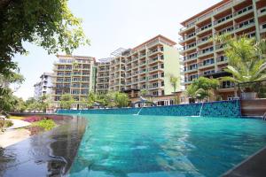 Bazén v ubytování Royal Phala Cliff Beach Resort nebo v jeho okolí