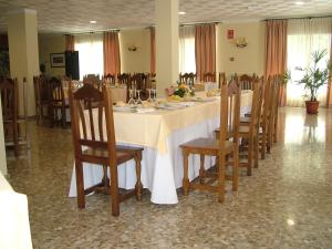 Ein Restaurant oder anderes Speiselokal in der Unterkunft Hotel Río Piscina 