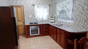 Kuchyň nebo kuchyňský kout v ubytování Green Garden Self catering 1