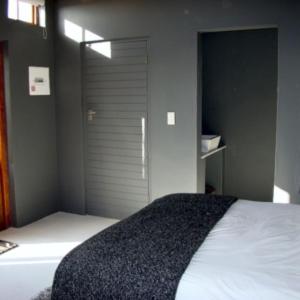 - une chambre avec un lit blanc et un placard dans l'établissement Annis Nest, à Riebeek-Kasteel