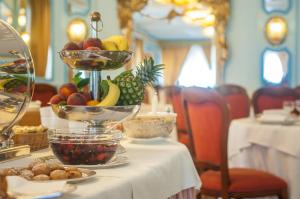 uma mesa com taças de fruta em cima em Hotel Eliseo Park's em Sant'Agnello