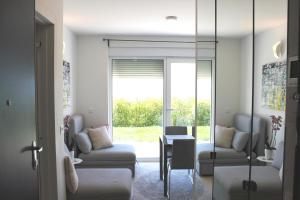 Ein Sitzbereich in der Unterkunft Studio apartment Miramare