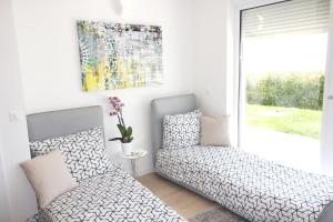 ein Schlafzimmer mit einem Sofa, einem Stuhl und einem Fenster in der Unterkunft Studio apartment Miramare in Rijeka