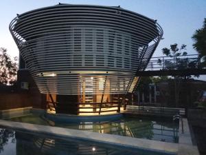 um edifício circular com uma piscina em frente em Bali Umah Tinjung em Tulamben