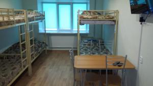 Двухъярусная кровать или двухъярусные кровати в номере Хостел Териба