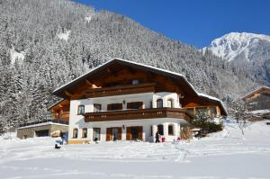 een chalet in de sneeuw voor een berg bij Ferienwohnung Fiel in Sankt Gallenkirch