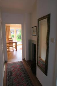 um corredor com um espelho e uma sala de estar em Ferienhaus Richard em Husum
