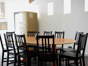 comedor con mesa, sillas y nevera en Modern Holiday Home in Fernelmont with Garden, en Forville