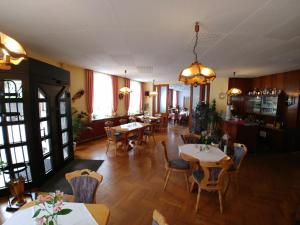 ein Restaurant mit Tischen und Stühlen in einem Zimmer in der Unterkunft Gasthof & Hotel Zur Linde in Thum