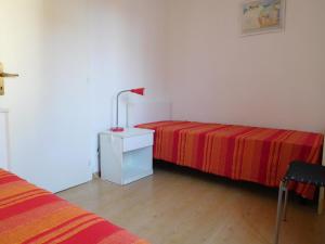 グラードにあるCasa Pastoricchioのベッドルーム1室(ベッド2台、ナイトスタンドのランプ付)