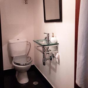 Bilik mandi di Kika room Estoril +14 gambar