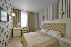 カザンにあるHotel Lampaの大きなベッドと窓が備わるホテルルームです。