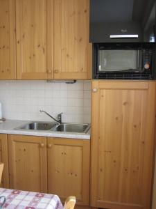 La cuisine est équipée d'un évier et d'un four micro-ondes. dans l'établissement Residence Casa Federica, à Valfurva