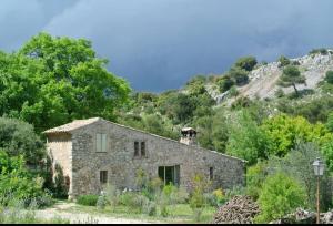 una vieja casa de piedra en medio de una montaña en La Vieille Bergerie en Èze