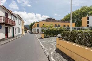 an empty street in a town with buildings at Casa da Avo in Furnas