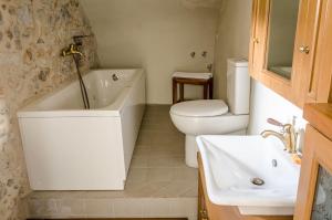 レオニディオにあるEv Zin Holiday Home Rodiaのバスルーム(トイレ、バスタブ、シンク付)