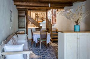 - une salle à manger avec une table et des chaises dans l'établissement Ev Zin Holiday Home Rodia, à Leonidio