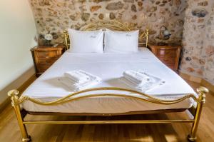- une chambre avec un lit et 2 serviettes dans l'établissement Ev Zin Holiday Home Rodia, à Leonidio