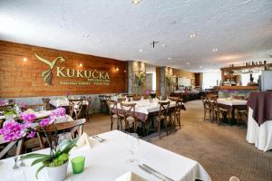 Ein Restaurant oder anderes Speiselokal in der Unterkunft Kukučka Lomnica - Tatranská Lomnica 