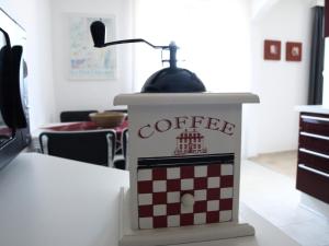 un cartello del caffè seduto sopra un tavolo di Haus Edeltraut a Bad Mitterndorf