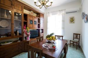 una sala da pranzo con tavolo e cesto di frutta di Mille e una Notte / Station Apartment a Palermo