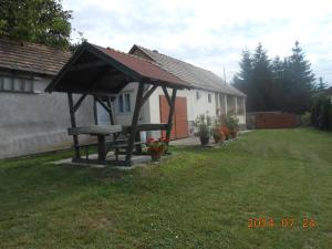 einen Picknickplatz im Hof eines Hauses in der Unterkunft Marika Vendégház in Mátraderecske