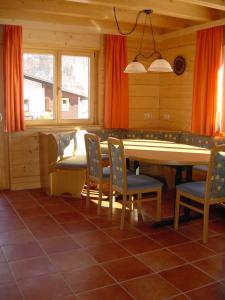 een eetkamer met een tafel en stoelen bij Chalet Montafon in Vandans