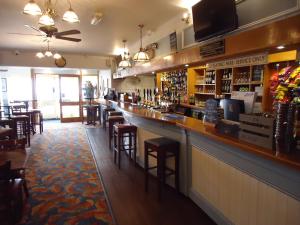 un bar con muchos taburetes de bar en The Buccaneer Inn en Torquay