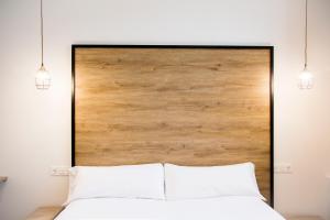 Postel nebo postele na pokoji v ubytování Somn Hipsuites Zarautz
