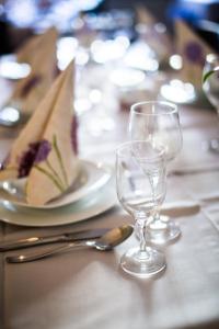 une table avec deux verres et une assiette de gâteau dans l'établissement Hotel Zur Alten Börse, à Osterholz-Scharmbeck