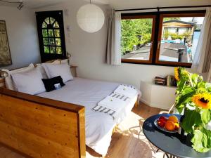 Un dormitorio con una cama y una mesa con un bol de fruta en Houseboat Concordia B&B, en Ámsterdam