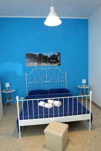 トラーパニにあるL'ANGOLO DI SAN MICHELEの青い壁のベッド付きの青いベッドルーム1室