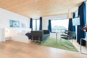 1 Schlafzimmer mit einem Bett, 2 Stühlen und einem Tisch in der Unterkunft Hotel Niedersachsen in Westerland
