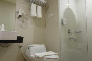 Ein Badezimmer in der Unterkunft Namira Syariah Hotel Surabaya