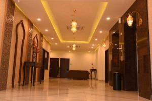 eine Lobby eines Gebäudes mit einem Flur mit Beleuchtung in der Unterkunft Namira Syariah Hotel Surabaya in Surabaya