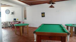 Meja biliard di Pousada Villa Virgínia Guarujá