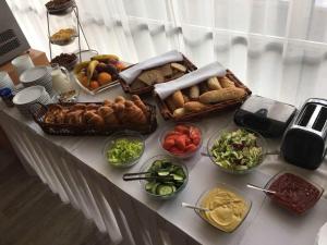 米哈洛夫采德鲁兹巴酒店的桌子上摆满了各种食物