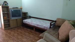 Una televisión o centro de entretenimiento en Pousada Tutubarao