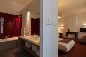 ヘラールツベルヘンにあるホテル へーラードのベッドルーム1室(ベッド1台付)、バスルーム(シンク付)