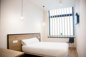Postel nebo postele na pokoji v ubytování Somn Hipsuites Zarautz