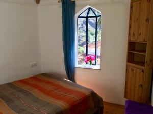 sypialnia z łóżkiem i oknem w obiekcie Casa Ambiente w mieście Valle Gran Rey