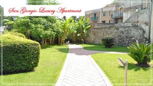 Vonkajšia záhrada v ubytovaní San Giorgio Luxury Apartment Taormina-Panoramic Pool & Parking Space