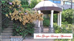 Vonkajšia záhrada v ubytovaní San Giorgio Luxury Apartment Taormina-Panoramic Pool & Parking Space