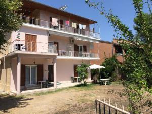 an apartment building with a balcony and a table at Villa Sia in Dassia