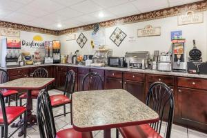 Restoran atau tempat lain untuk makan di Days Inn & Suites by Wyndham Youngstown / Girard Ohio