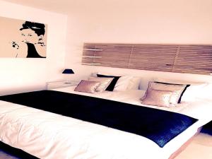 馬貝拉的住宿－Apartament Guadalmina，卧室配有一张带白色床单和枕头的大床。
