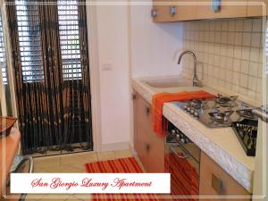 Kuchyňa alebo kuchynka v ubytovaní San Giorgio Luxury Apartment Taormina-Panoramic Pool & Parking Space