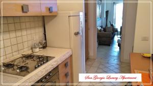 Kuchyňa alebo kuchynka v ubytovaní San Giorgio Luxury Apartment Taormina-Panoramic Pool & Parking Space