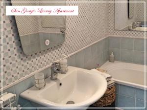 Kúpeľňa v ubytovaní San Giorgio Luxury Apartment Taormina-Panoramic Pool & Parking Space