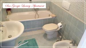 Kúpeľňa v ubytovaní San Giorgio Luxury Apartment Taormina-Panoramic Pool & Parking Space
